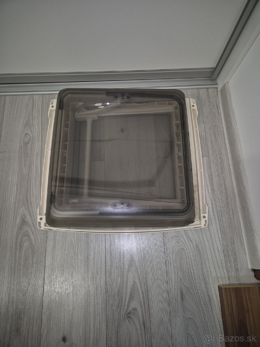 Stresne okno karavan