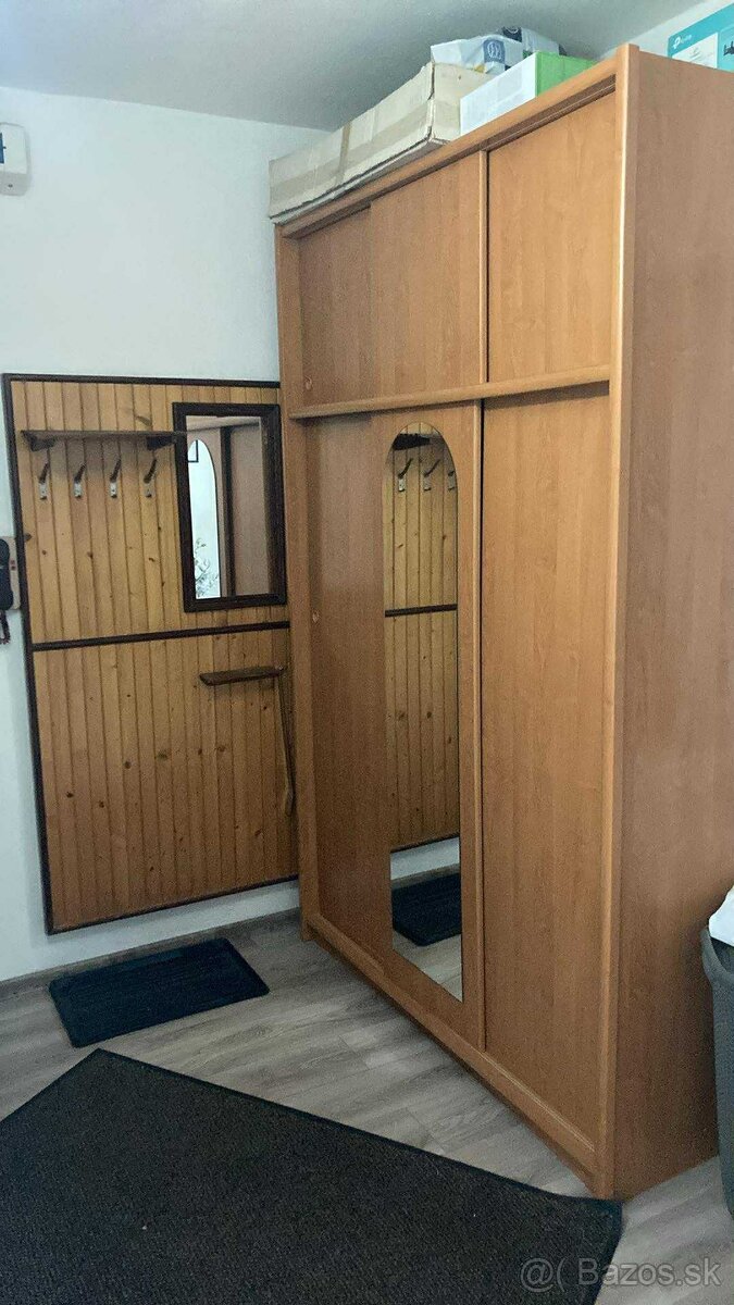 Skriňa + vešiakova stena