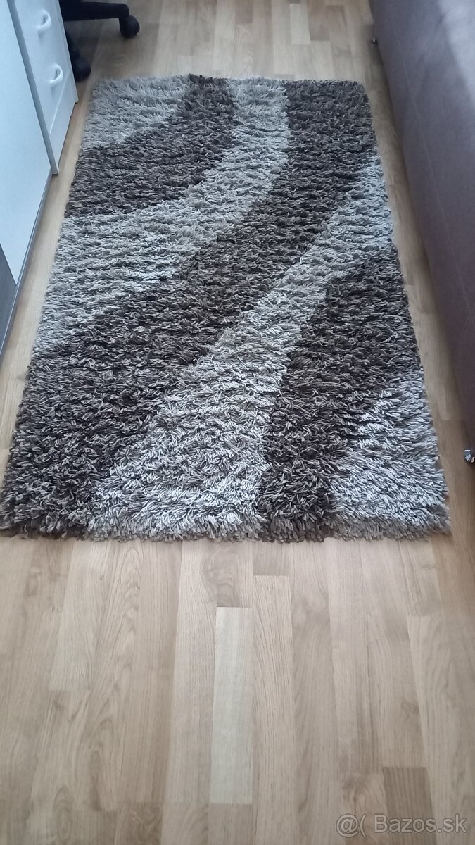 Hnedý koberec