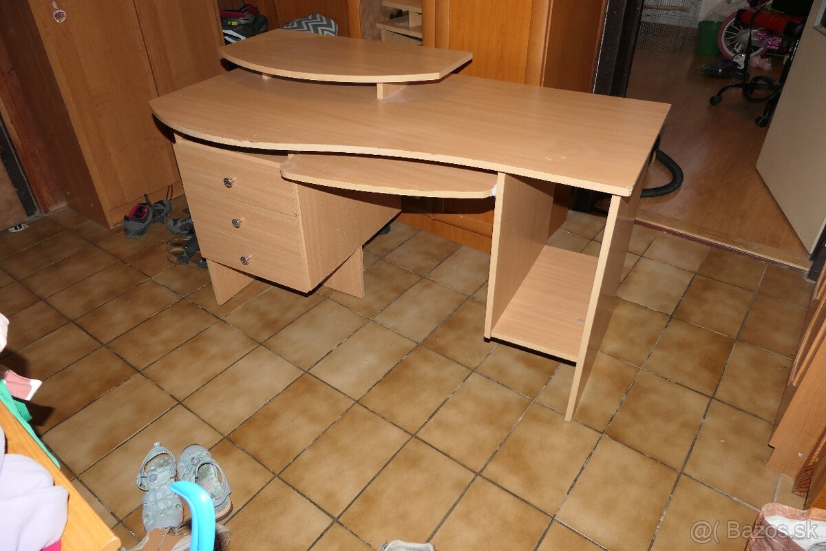 Darujem stôl k počítaču