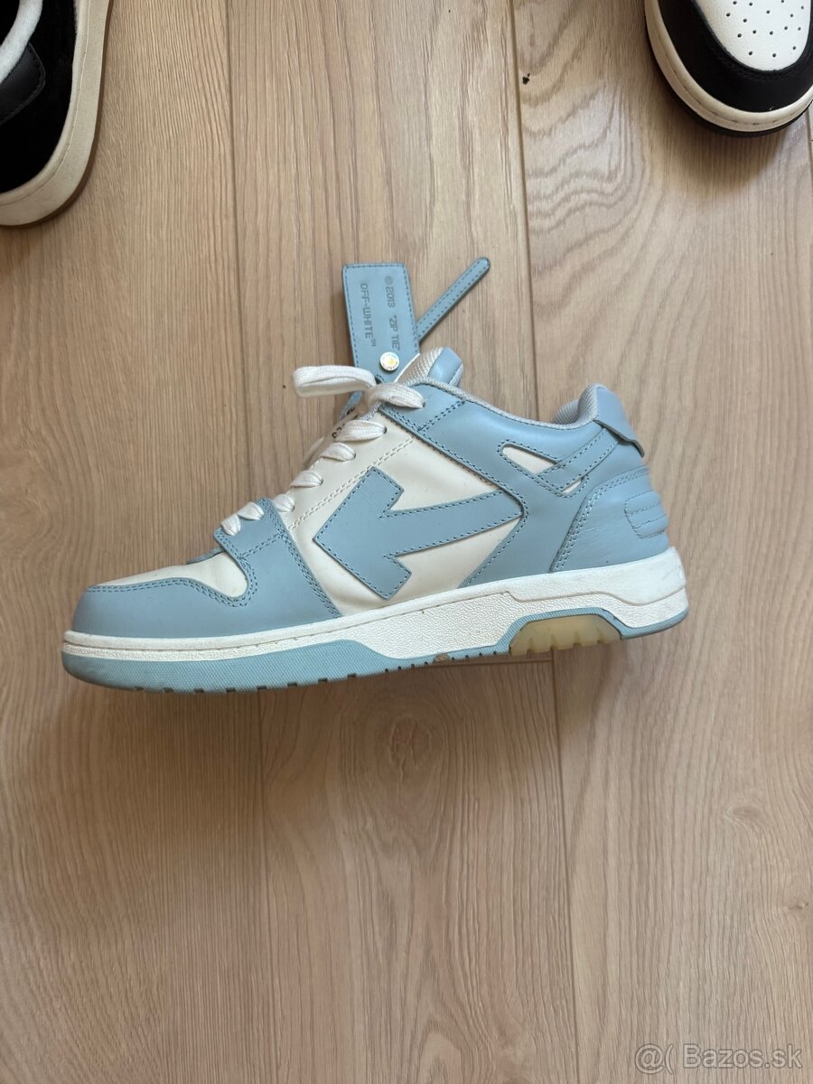 Off white sneaker