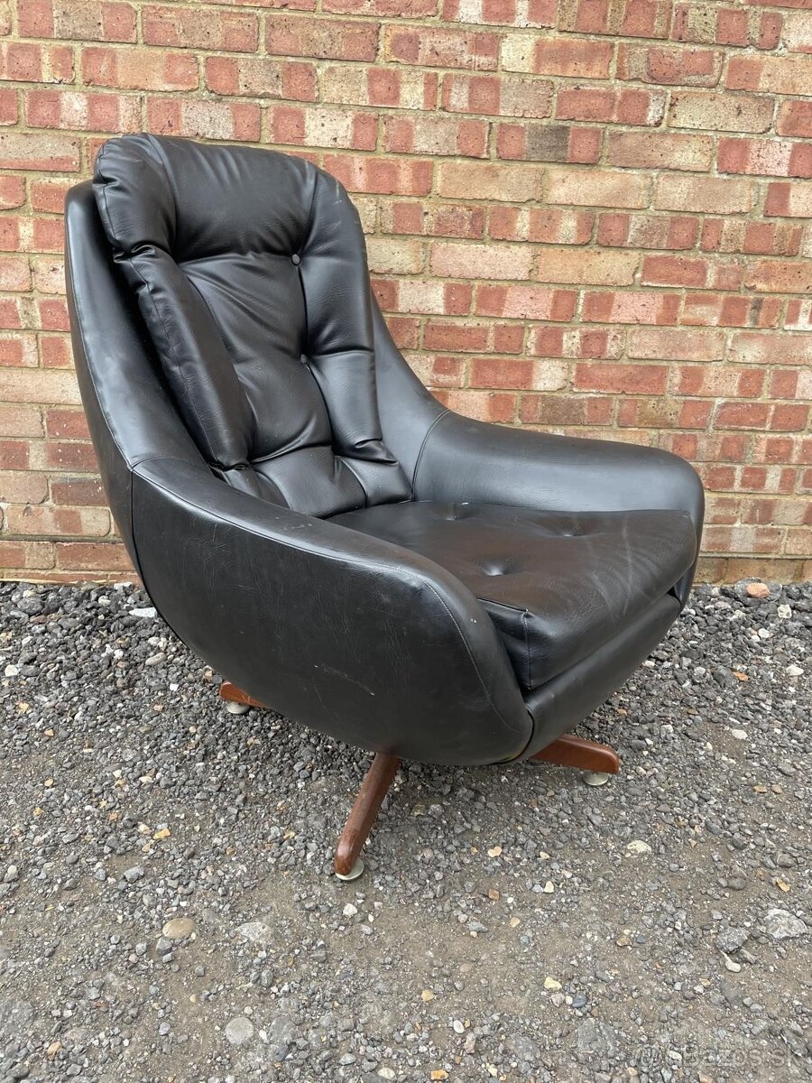 Otočne kreslo z čierneho vinylu zo 70. rokov na teakovej