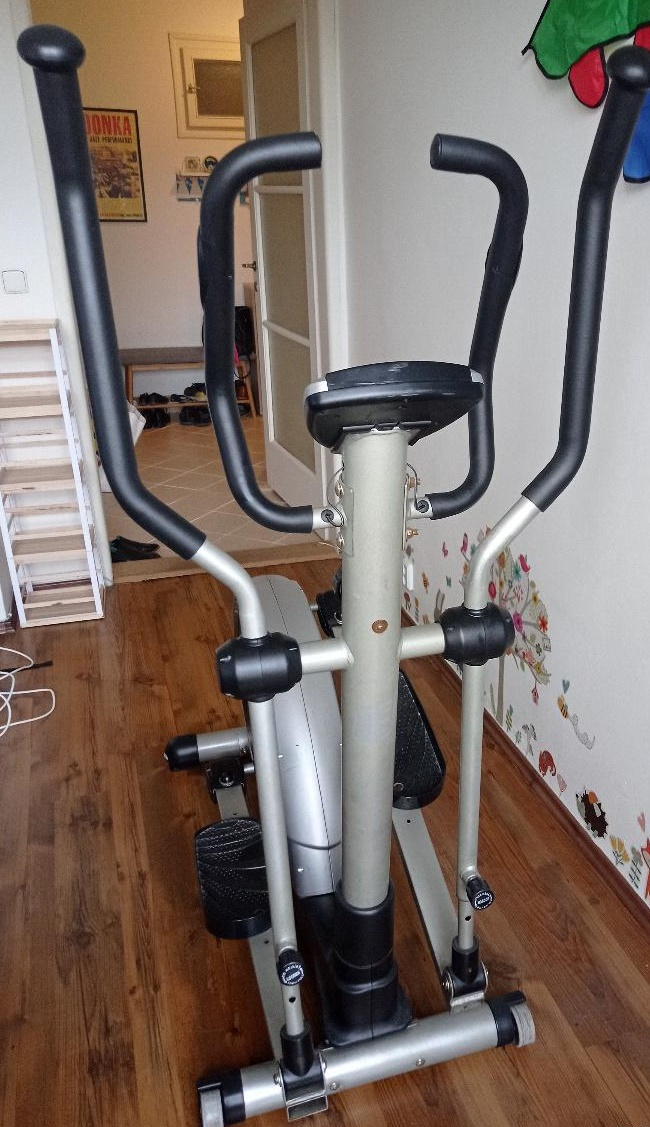 Špičkový trenažér posilovací stroj