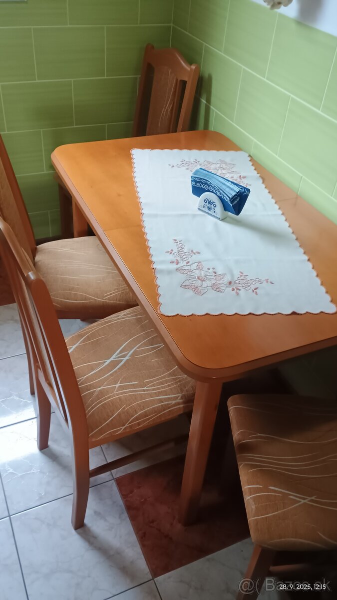 Jedálenský stôl zo stoličkami