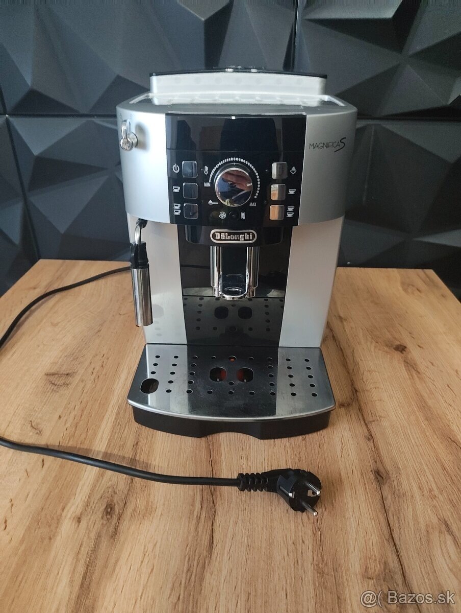 Plnoautomatický kávovar DeLonghi Magnifica S