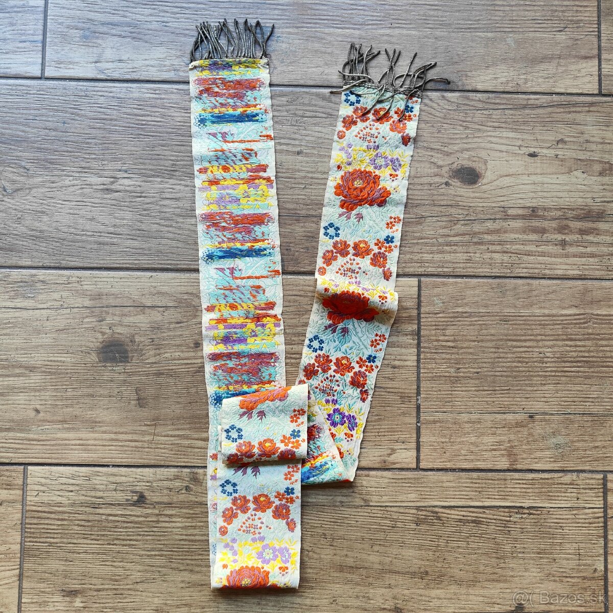 Stará stuha ku kroju