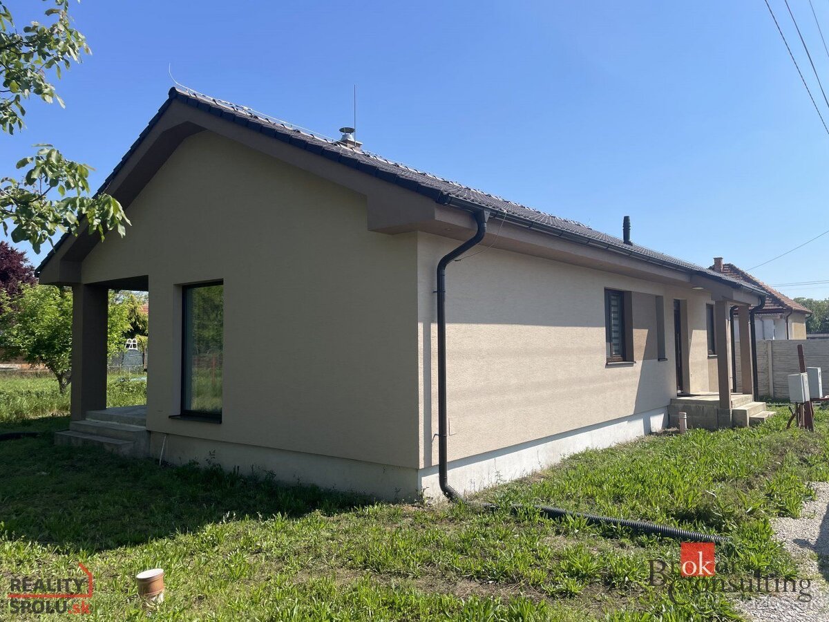 4 izbový rodinný dom Komjatice