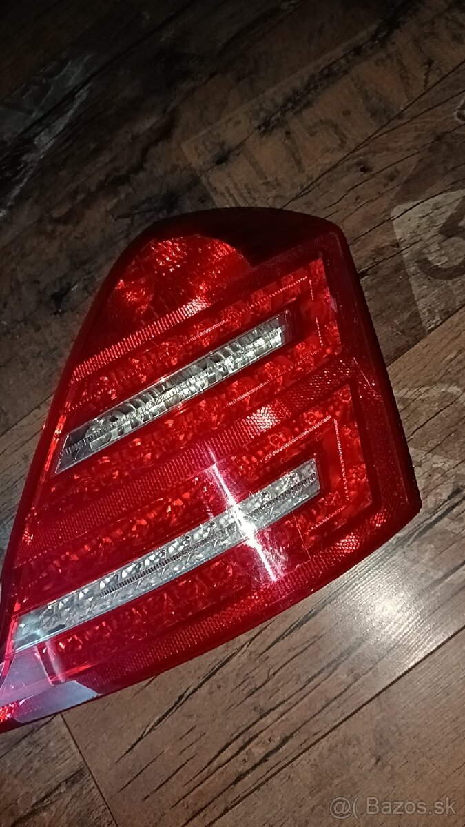 Predám zadné svetlo Mercedes-Benz w221 (pravé)