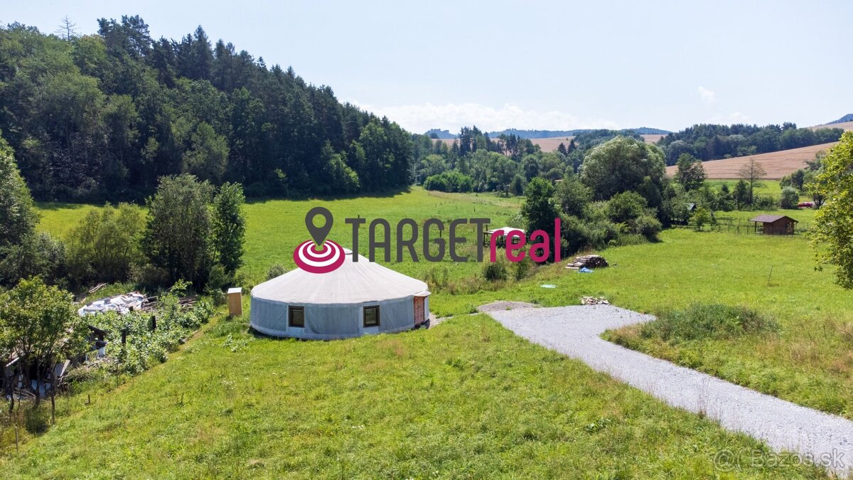 Pozemok s výhľadom na hrad – 571m² pokoja a prírody v Brezan
