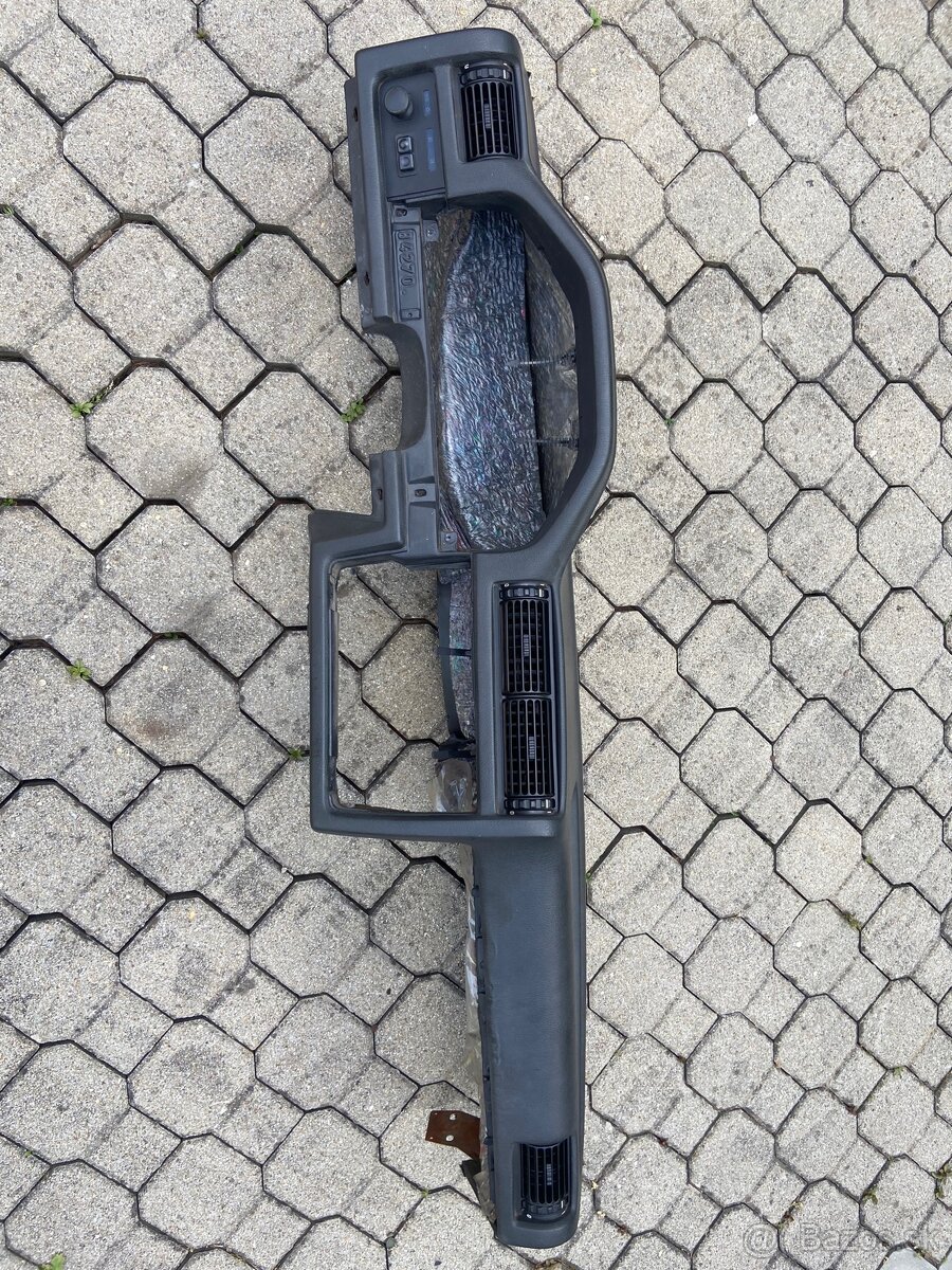 BMW E30 palubná doska