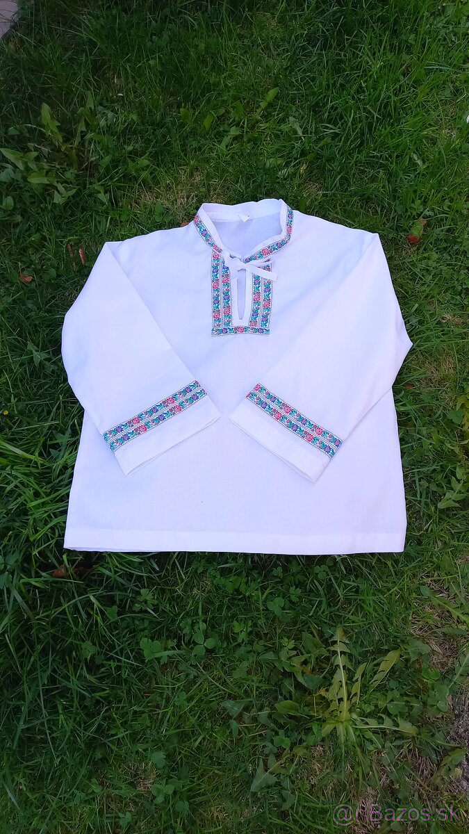 Folklórna košieľka.