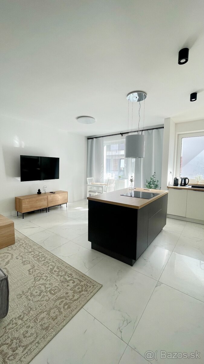 NA PRENÁJOM: Klimatizovaný 2 izbový byt s lódžiou