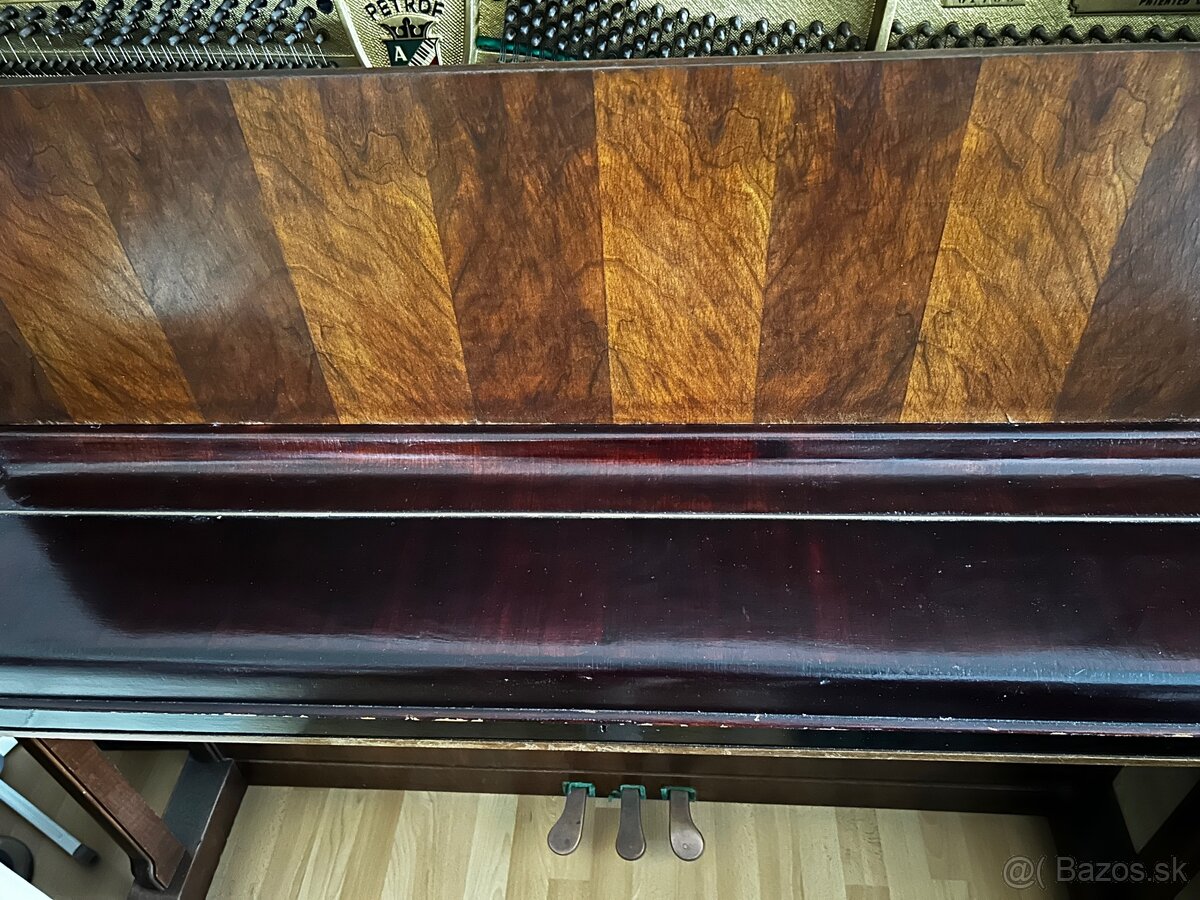 Piano Petrof