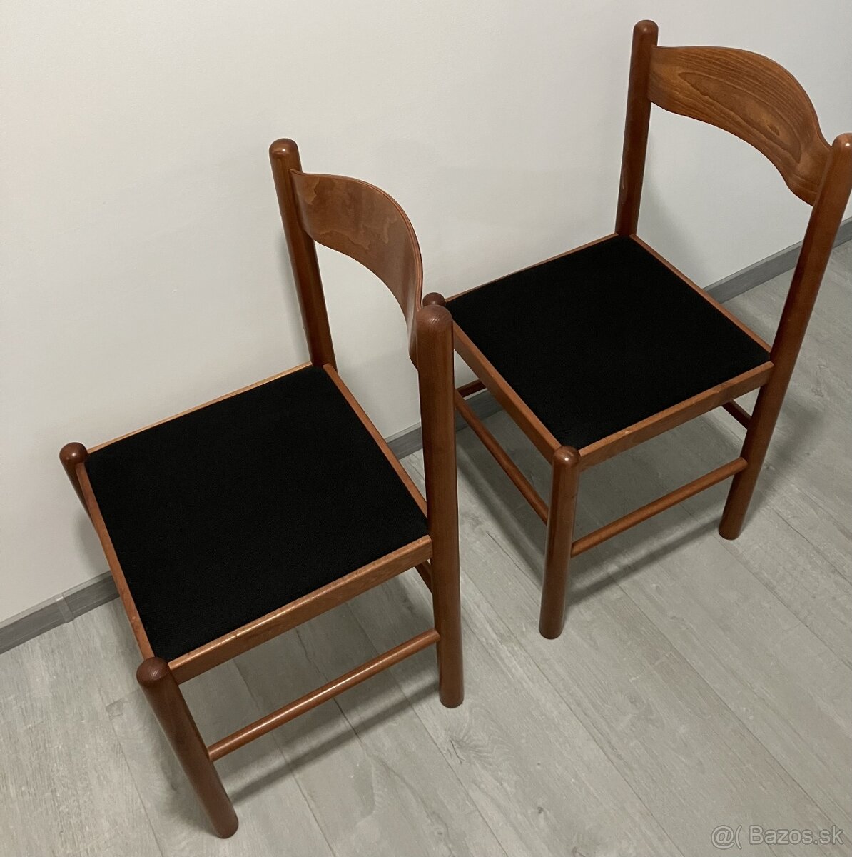 2 ks drevených stoličiek