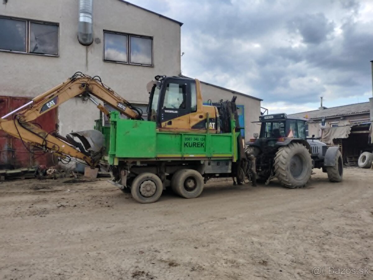 Vlečka s hydraulickou rukou