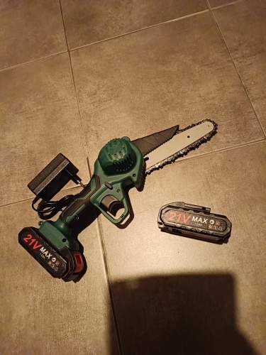 Mini elektrická píla na batérie