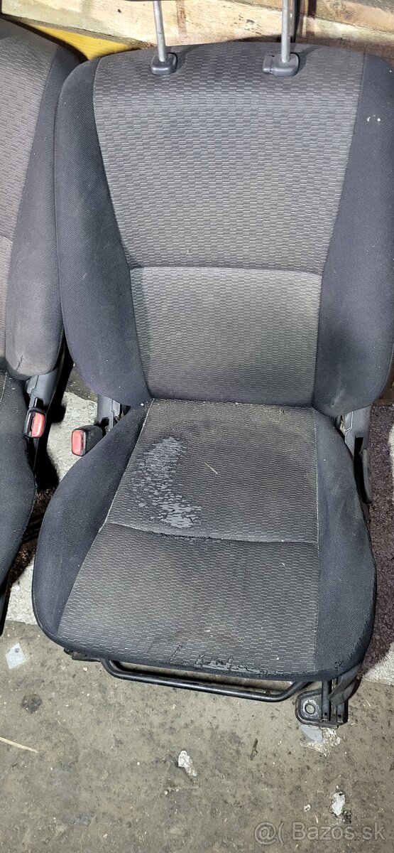 Suzuki Jimny predné sedačky