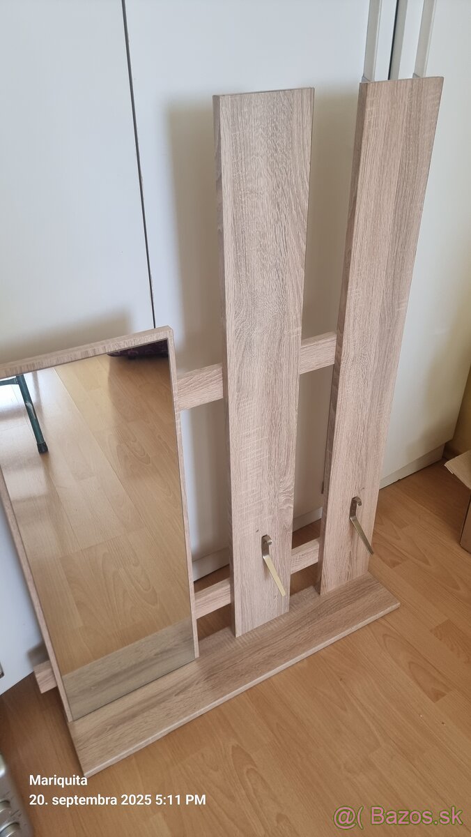 Vesiakova stena so zrkadlom