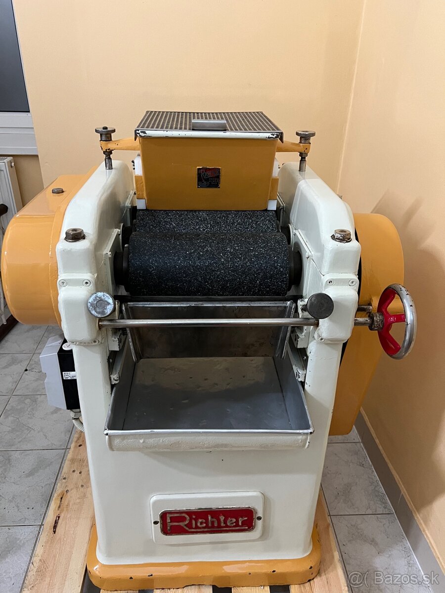 Trecí stroj melanžér