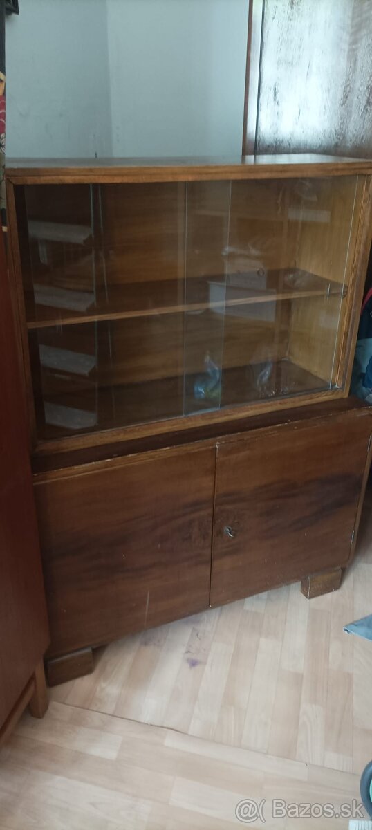Komoda s vitrínou