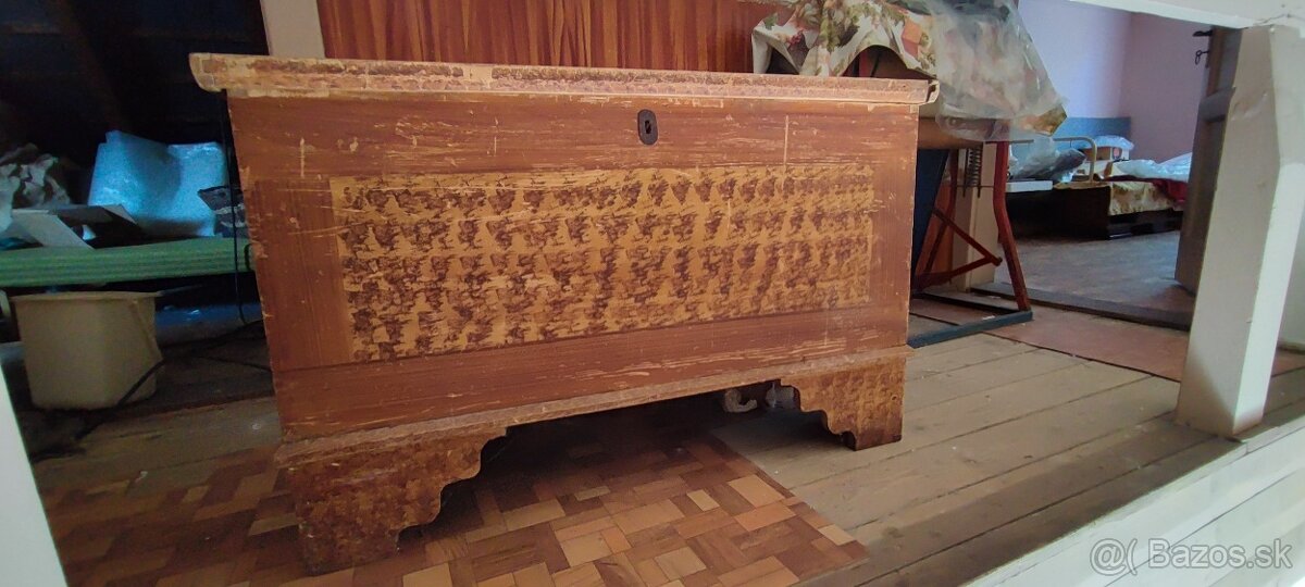 Krásna stará drevená truhlica