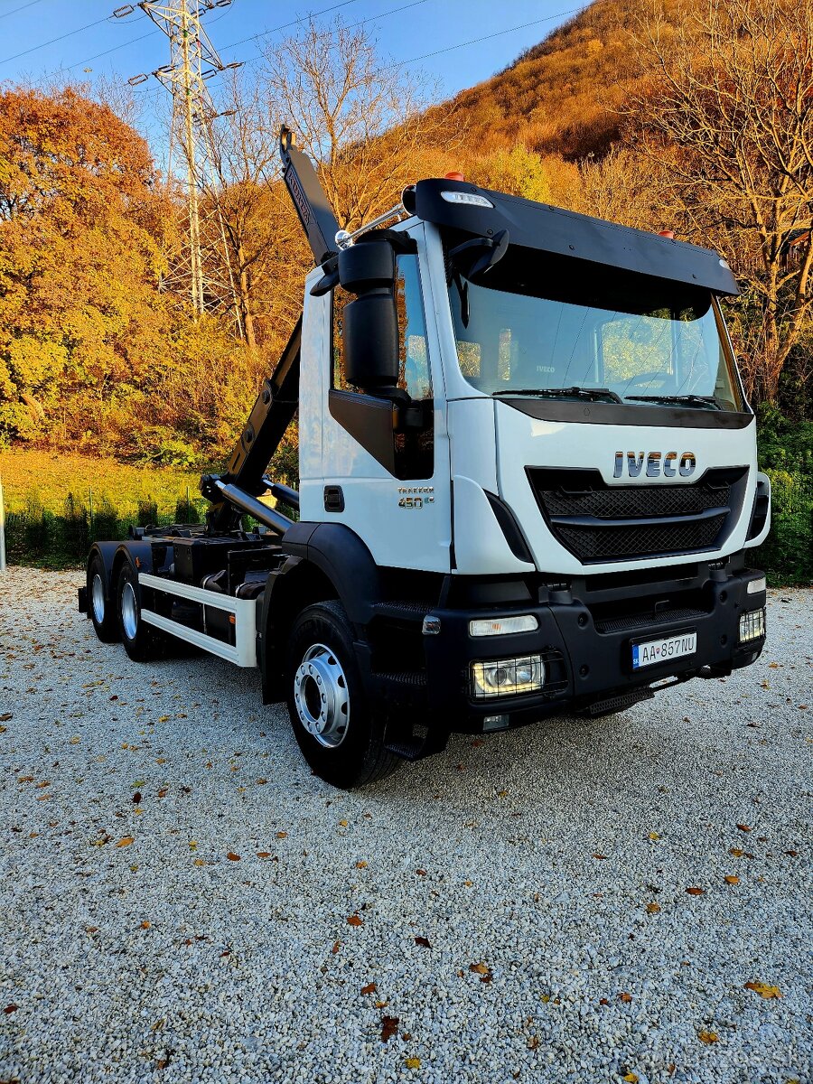 IVECO TRAKKER 450 / Hákový nosič kontajnerov