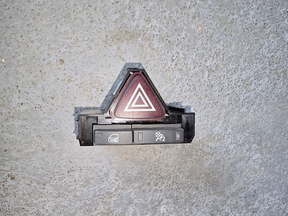 Vypínač výstražných svetiel Opel Corsa D 13189529