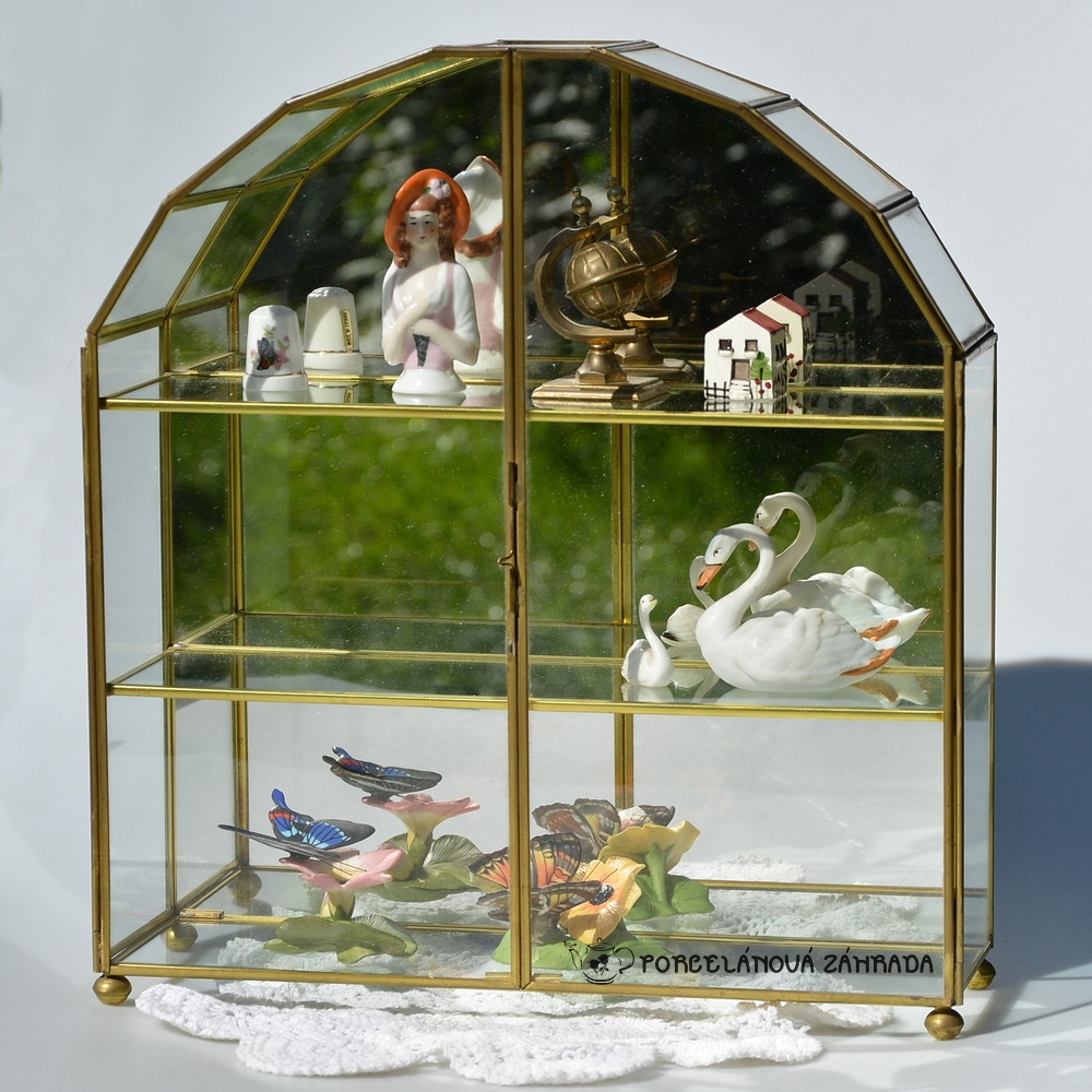 Vintage elegantná sklenená vitrínka so zrkadlom z Anglicka
