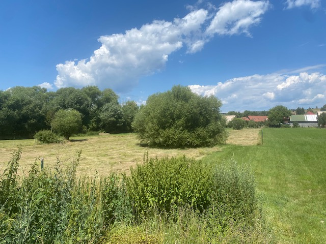 Slnečné, rovinaté stavebné pozemky s dostupnými IS v Očovej