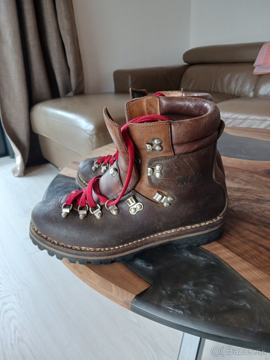 Turisticke topanky celokozene