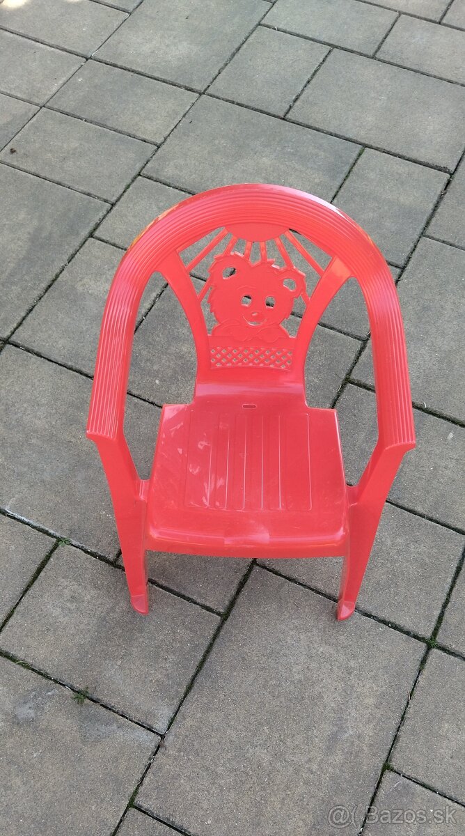 detská plastová stolička