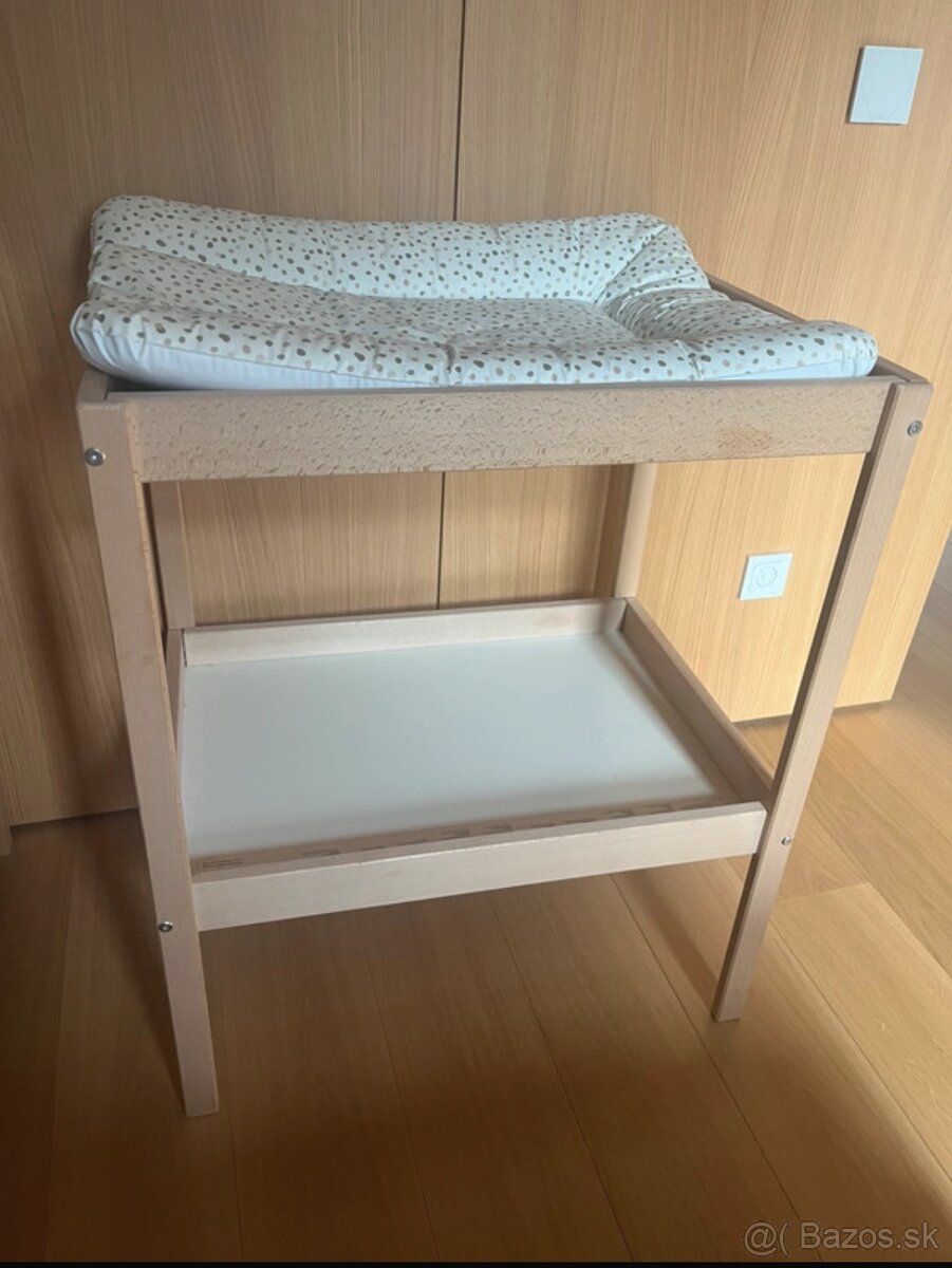 Prebalovaci pult s podlozkou