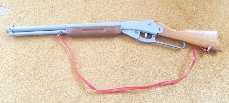 staré hračky- klavír a Colt LONE STAR , opakovačka