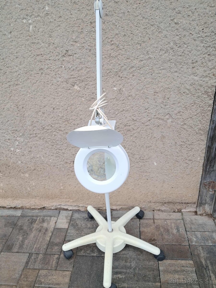 Stojanová lampa s lupou
