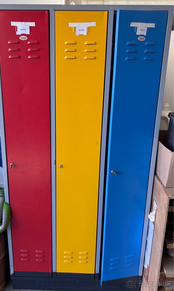 Trojdverova šatníkov kovová skriňa