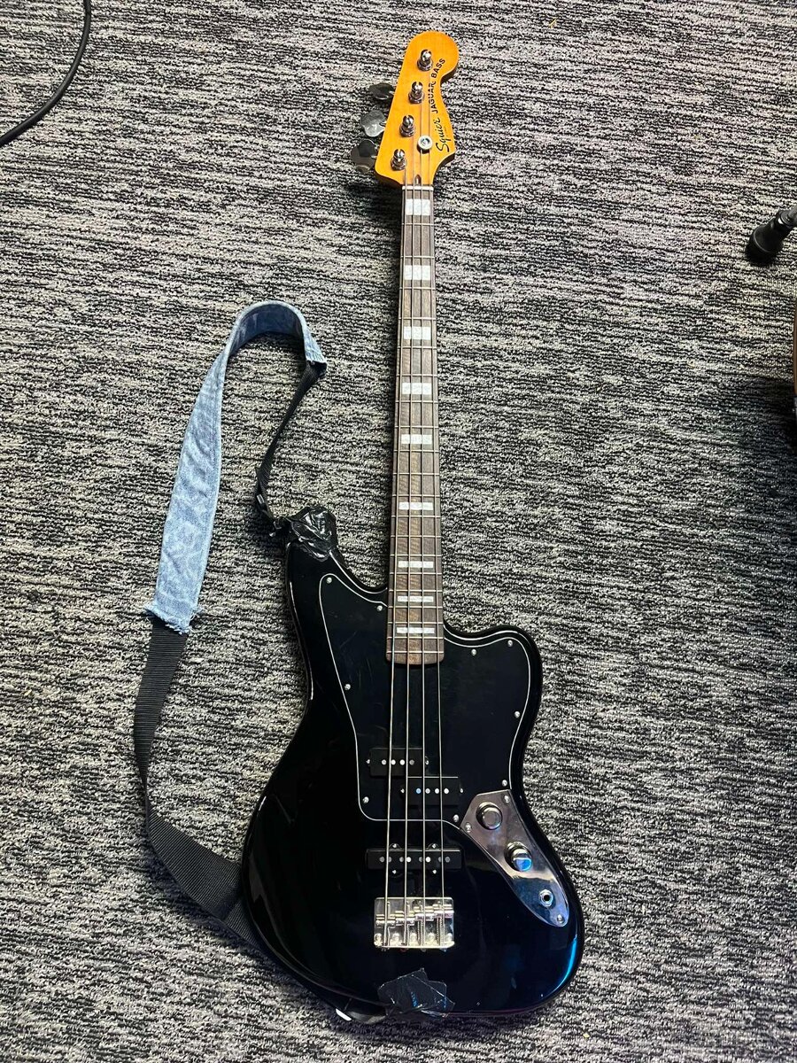 basgitara Fender Squier Jaguar Bass
