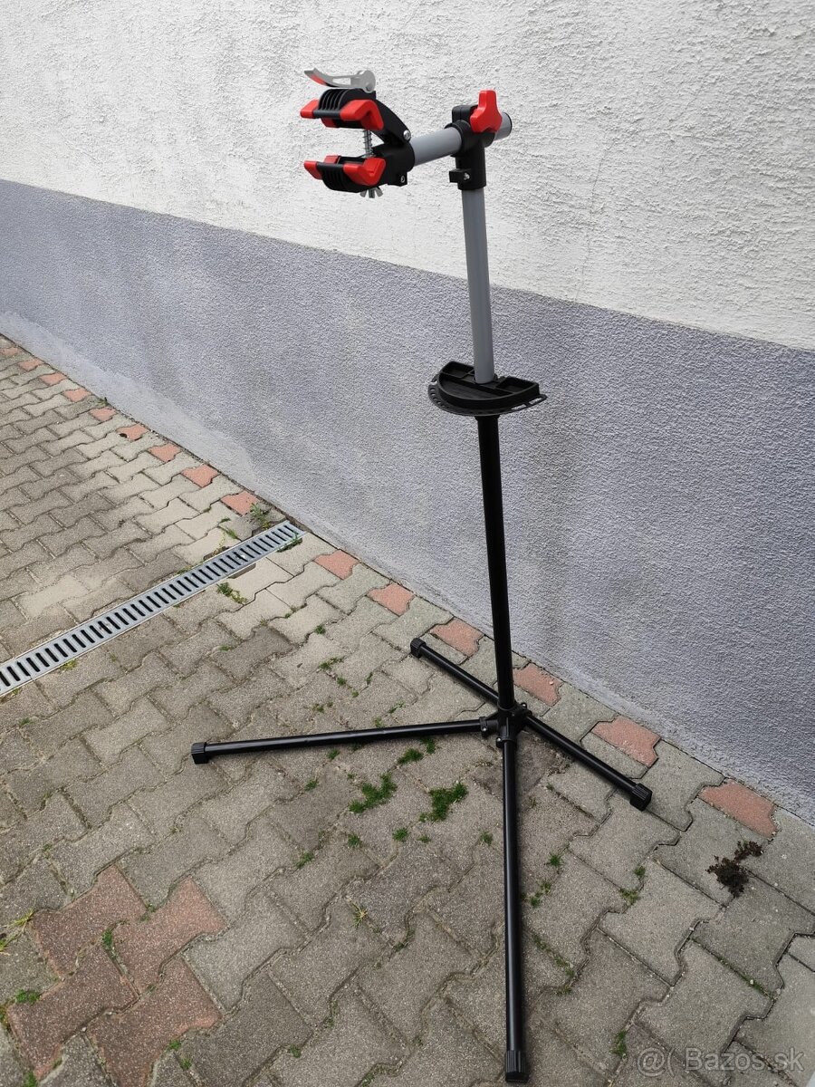 Montážny stojan na opravu bicyklov s držiakom náradia