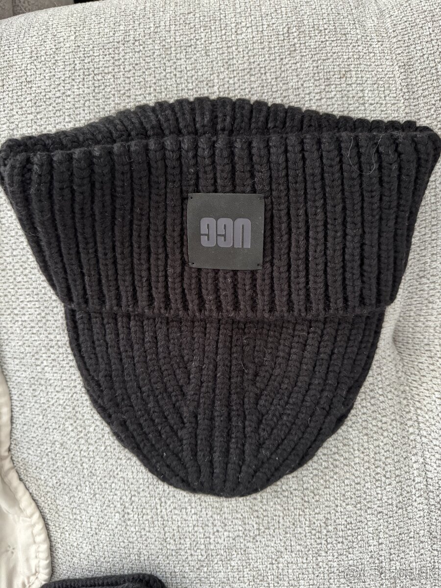Čierna čiapka značky UGGs