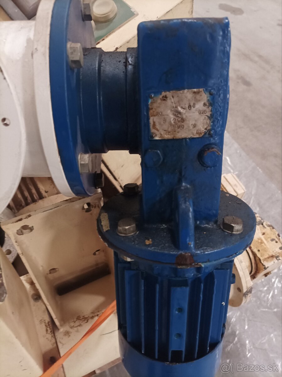 Snekova prevodovka s elektromotorom