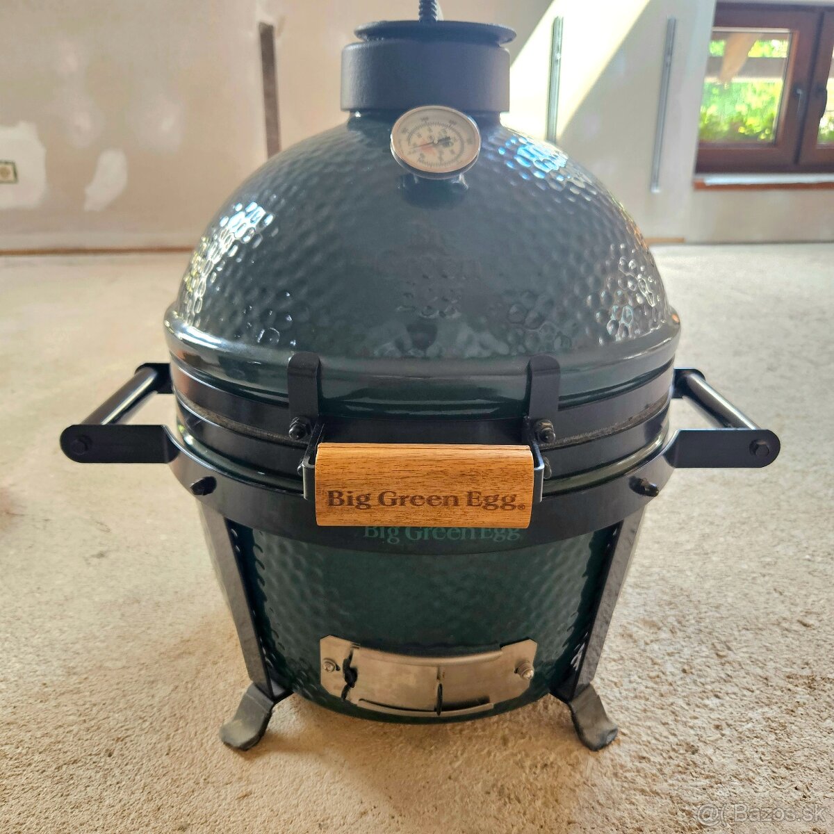 Big Green Egg MiniMax plus udiareň a kopec príslušenstva...