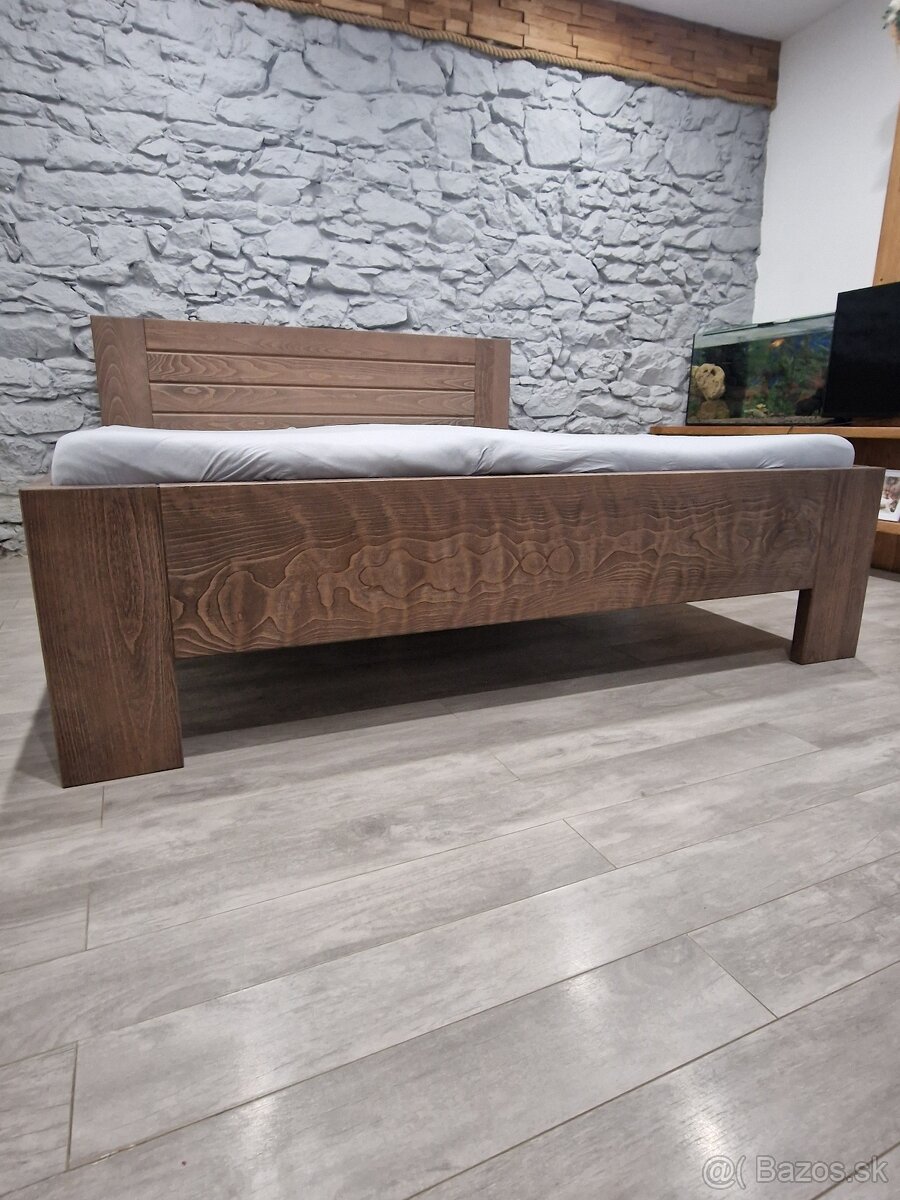 Masivna manželská postel
