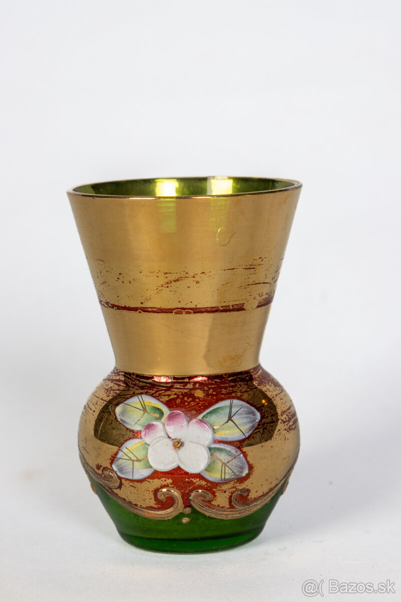 Malá starožitná vázička z Borského skla