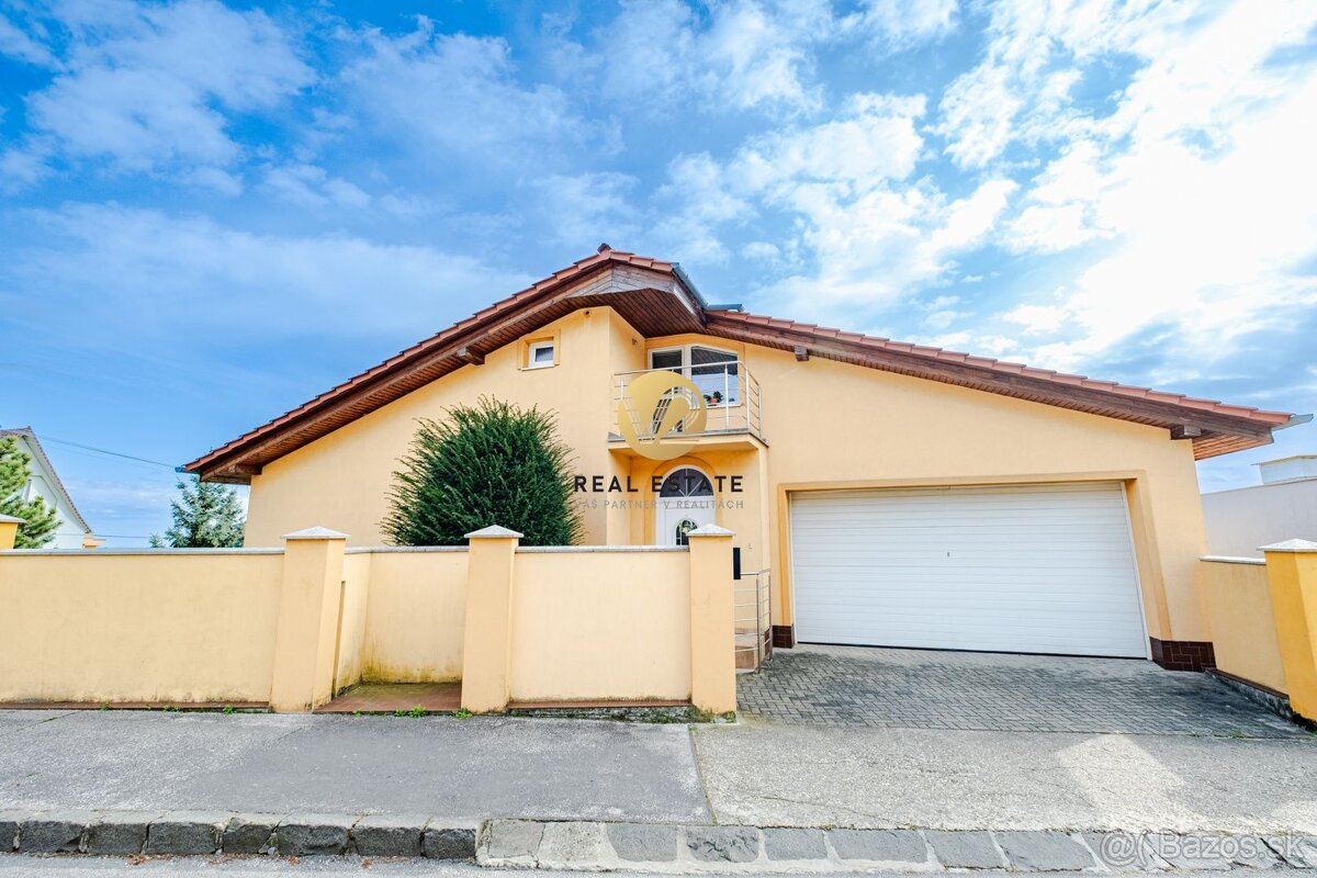 Na PREDAJ Dvojgeneračný RD Nitra - Hornozoborská na 909m2 po
