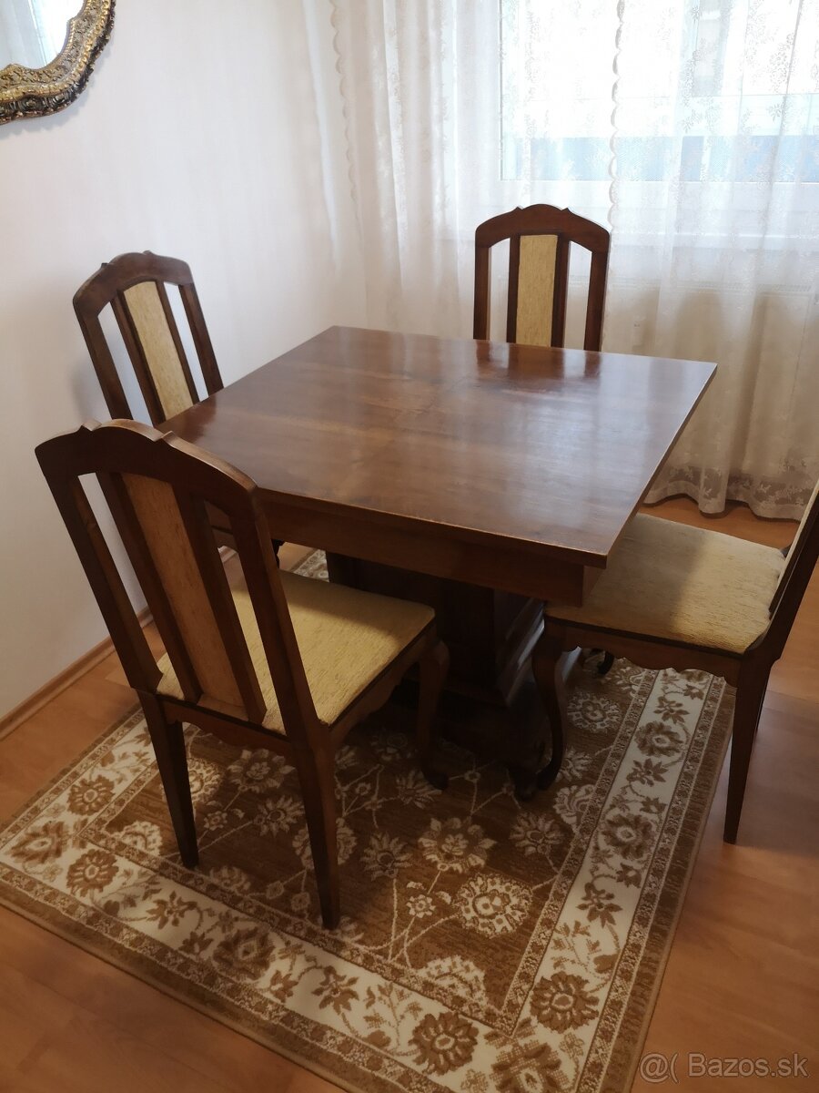 Jedálenský stôl zo stoličkami.