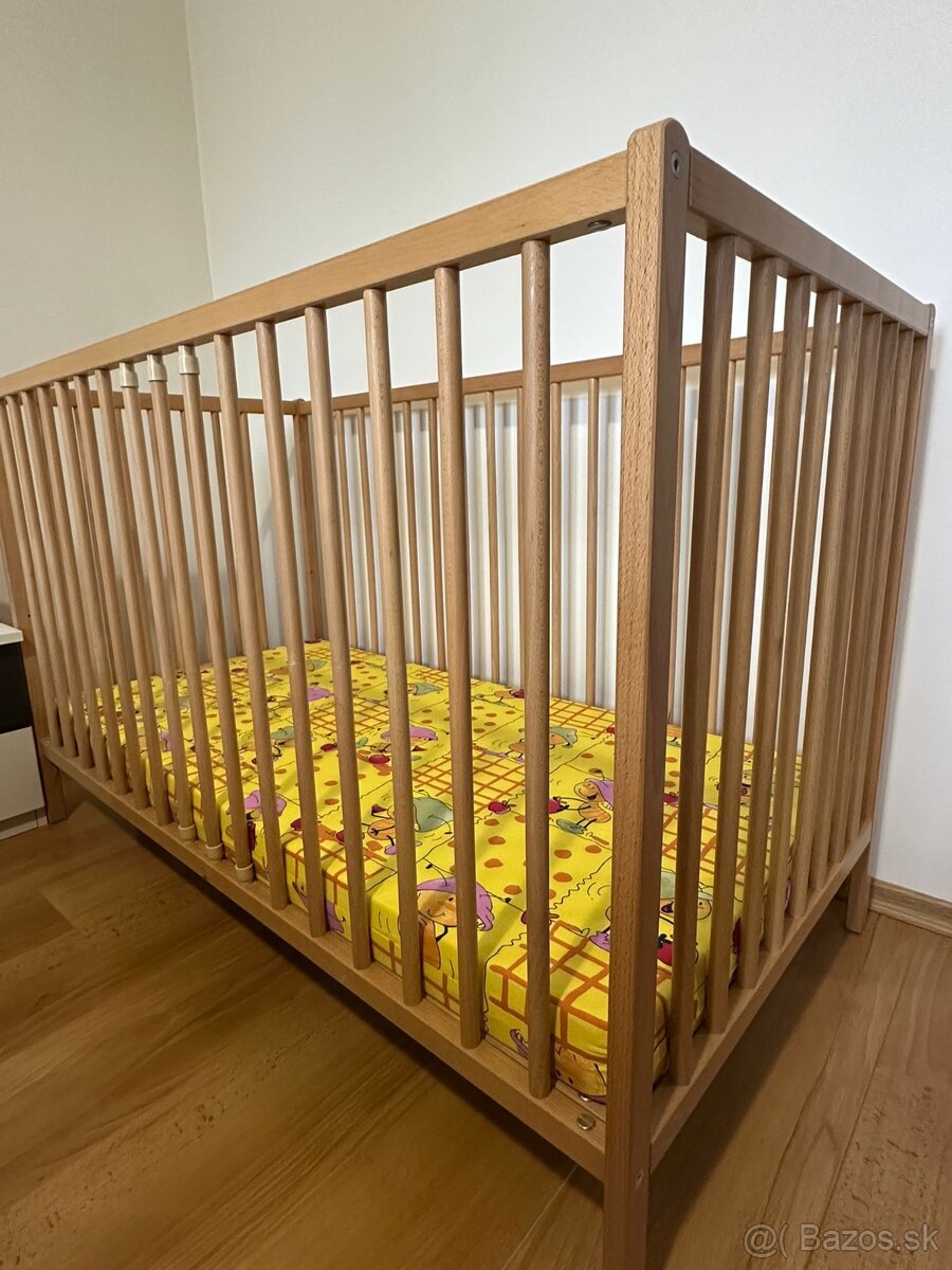 Drevená detská postielka