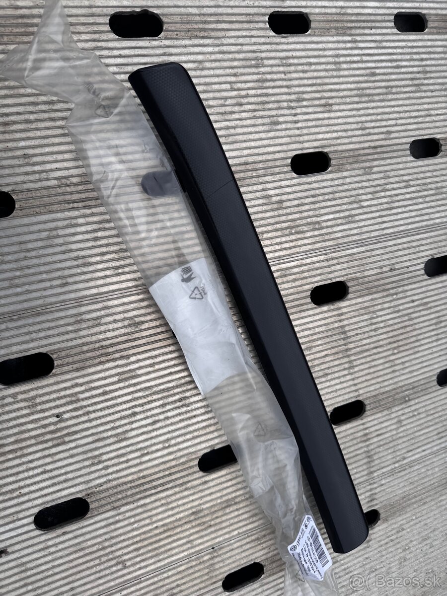 Lišta na pristrojovku Škoda Octavia 2 RS Carbon dekor
