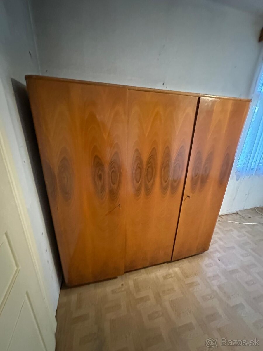 Retro skriňa v top stave