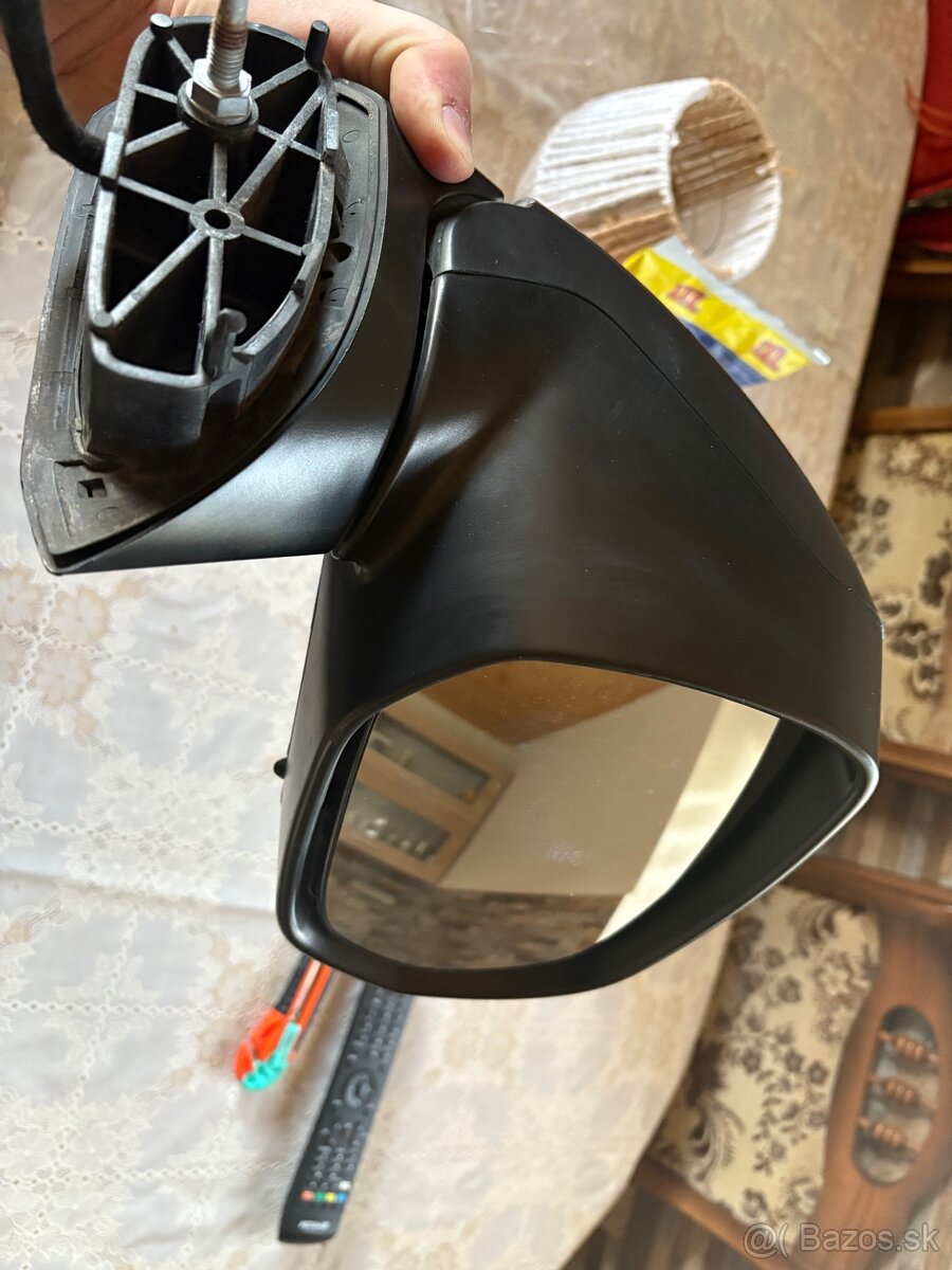 Predám spätne zrkadlo Peugeot 3008