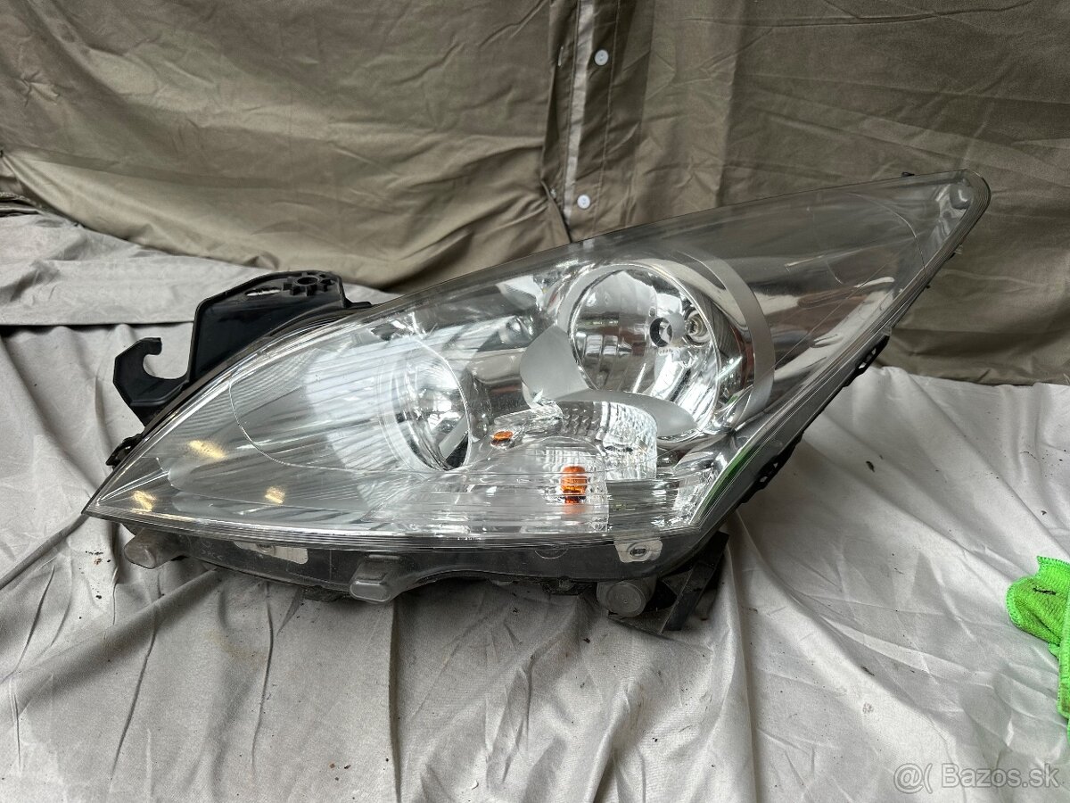Peugeot 5008 ľavý predný svetlomet