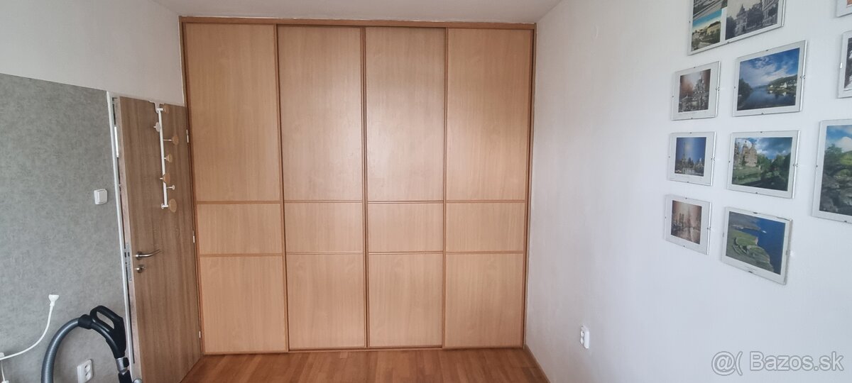 Vstavaná skriňa